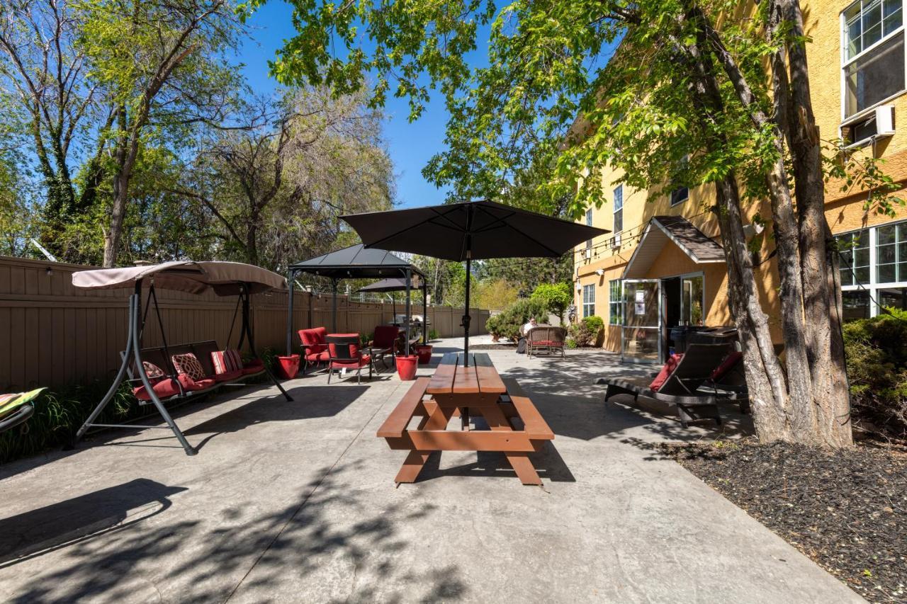 Hi Kelowna Hostel Exterior photo