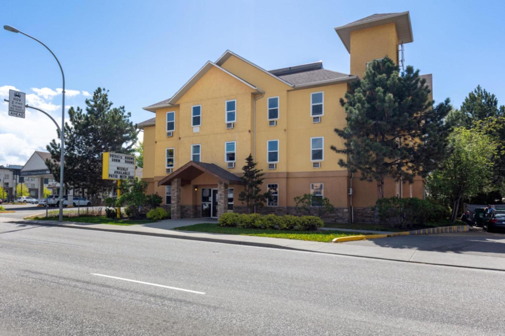 Hi Kelowna Hostel Exterior photo