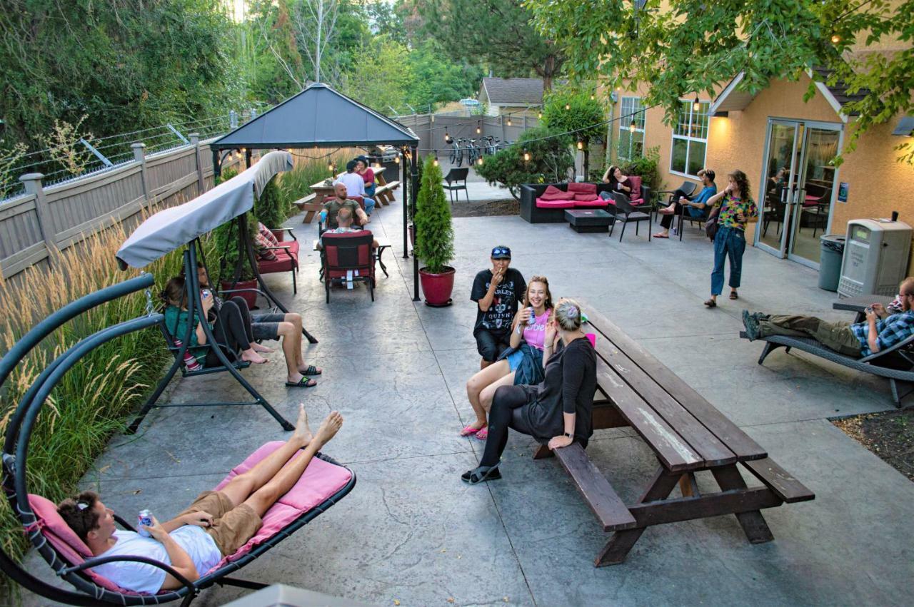 Hi Kelowna Hostel Exterior photo